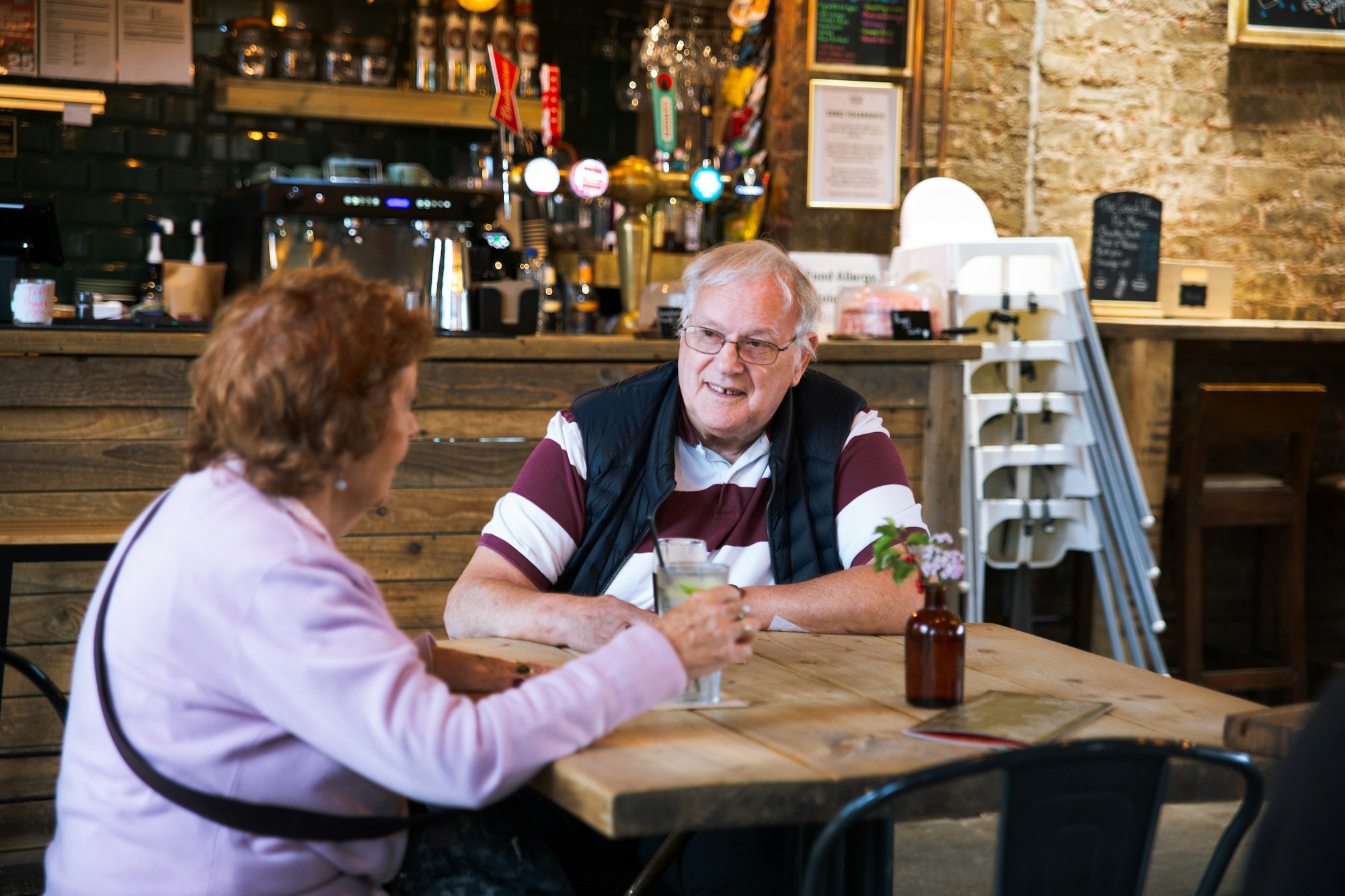 A senior living advisor answering a family's questions